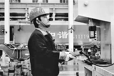 蘭州：寒夜黃河邊，他一把拉出落水大學(xué)生
