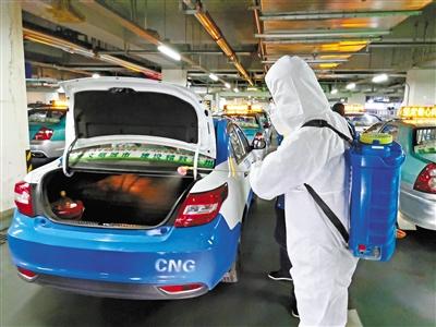 免費接送一線抗“疫”人員 蘭州奔馬雷鋒車隊，你們真棒！