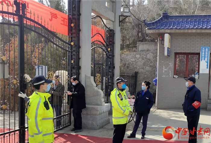 今年清明暫停祭掃 蘭州交警設(shè)23處勸返點對違反規(guī)定者進(jìn)行勸離（圖）