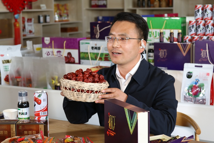 “縣長直播天團”唱響“甘貨春之聲”，售出近30種甘貨1萬余件 開進直播間的網(wǎng)絡扶貧博覽會，受百萬網(wǎng)友點贊 