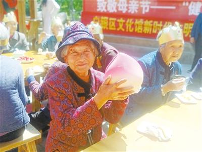 母親節(jié)，白銀“花村”擺了一場“敬老宴”