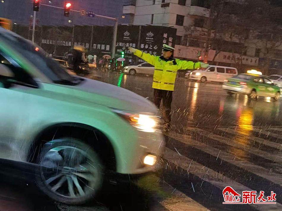 風雪襲來，天水最美“警色”在路上！