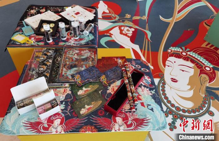 60余類敦煌主題的文創(chuàng)產(chǎn)品讓人愛不釋手。　丁思 攝