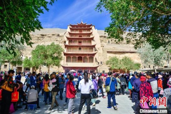 中國農(nóng)歷四月初八，敦煌民眾傳承歷史習(xí)俗，前往莫高窟燒香禮佛、祈福。(資料圖) 王斌銀 攝