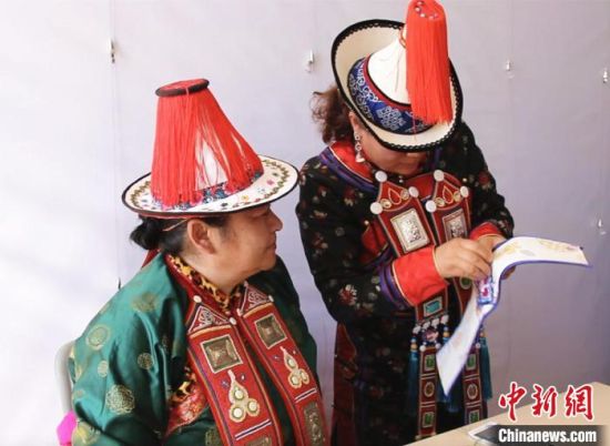 圖為用活態(tài)傳習(xí)的模式促進(jìn)裕固族非物質(zhì)文化遺產(chǎn)的保護(hù)傳承。　史靜靜 攝