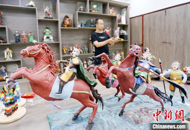 安秋平是成州面塑第五代傳承人，也是當(dāng)?shù)匚ㄒ粓?jiān)守面塑制作的人?！「哒?攝