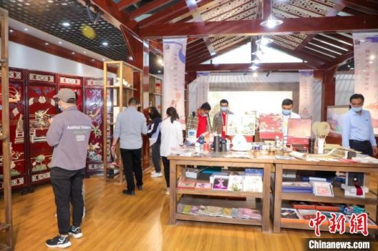 圖為甘肅“一會(huì)一節(jié)”期間，位于敦煌的天水市展館中，民眾觀賞文創(chuàng)產(chǎn)品。　甘肅省文化和旅游廳供圖