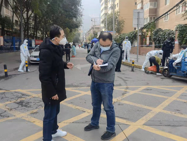 蘭州市紀(jì)委監(jiān)委干部下沉一線詳細(xì)詢問疫情防控情況。.jpg