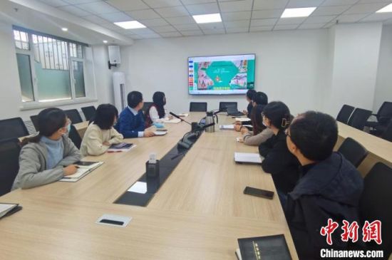 圖為甘肅教育出版社《寫給青少年的敦煌故事》叢書項(xiàng)目組，探討圖書封面設(shè)計(jì)。　閆姣 攝