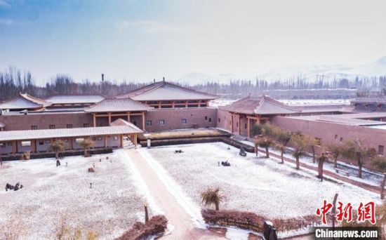 圖為雪落大漠古堡——敦煌山莊?！⊥醣筱y 攝