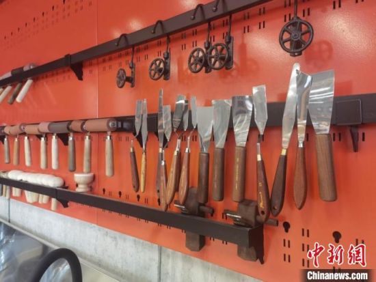 圖為徐晉林制作雕版敦煌壁畫所用工具。　閆姣 攝