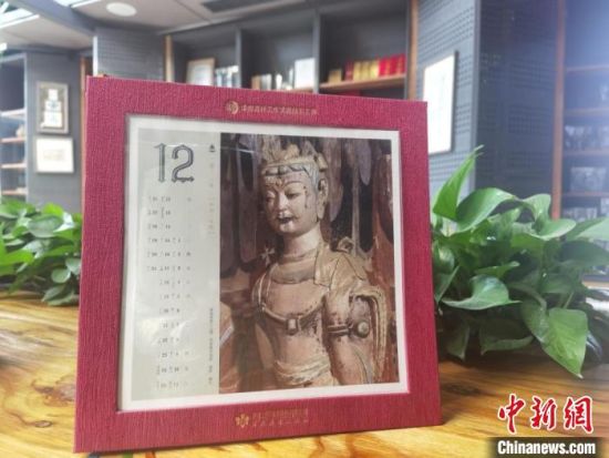 圖為徐晉林制作的敦煌題材的手工書《走進(jìn)沙漠敦煌——莫高窟與藏書票藝術(shù)》，深受讀者喜愛?！￠Z姣 攝
