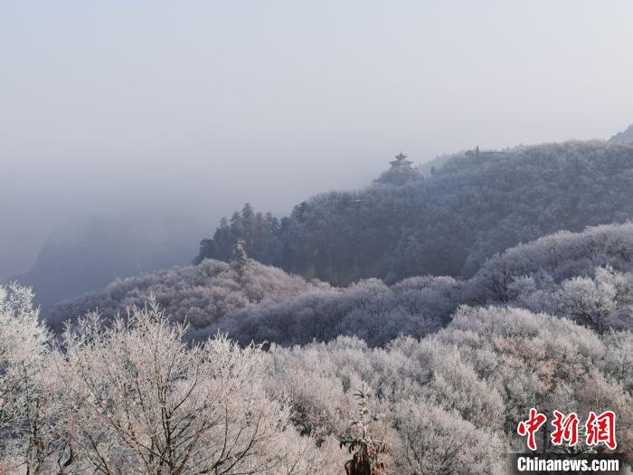 圖為連綿山脈，皆是白色?！⌒煺袢A 攝