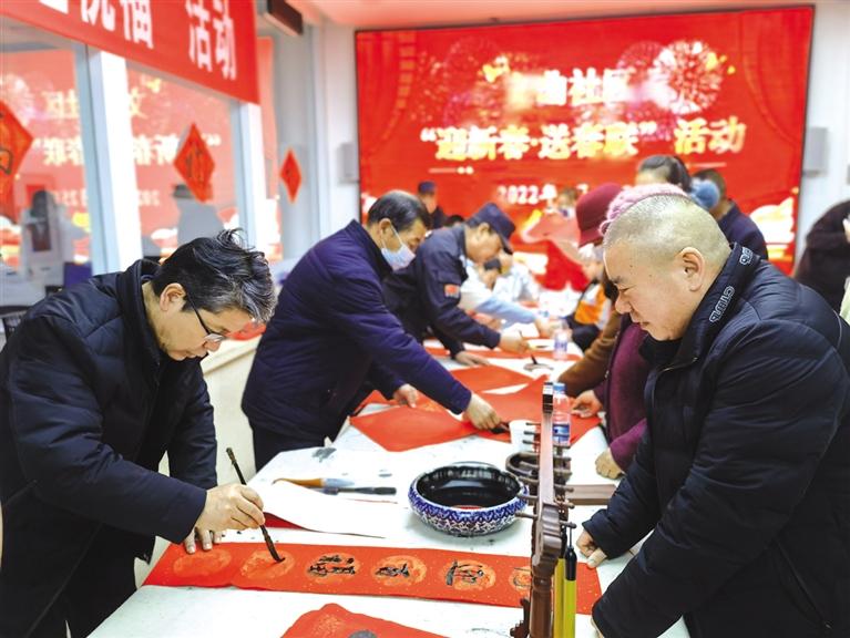 蘭州新區(qū)開展“墨香四溢送春聯(lián)·情暖文曲送祝?！被顒?dòng)
