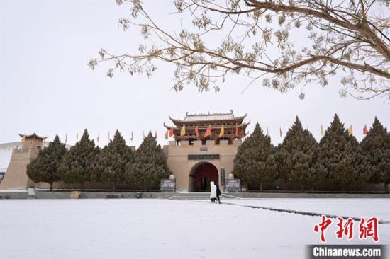 圖為2月17日，游人在鳴沙山月牙泉景區(qū)內(nèi)體驗(yàn)大漠雪景?！《鼗褪形穆镁止﹫D