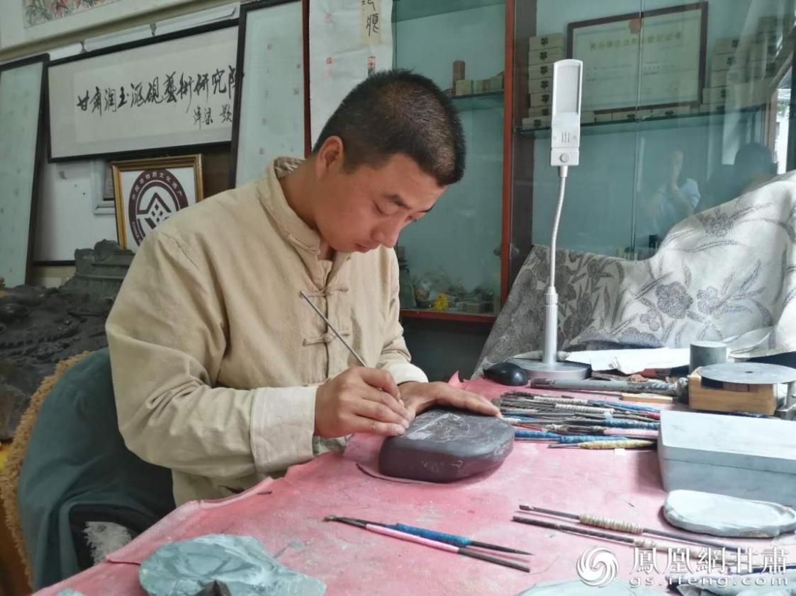 洮硯制作技藝第六代傳人、國家藝術基金資助青年藝術家、正高級洮硯雕刻藝術師李江平十年如一日專注于洮硯制作 圖源自網(wǎng)絡