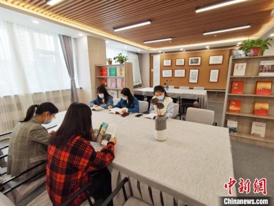 近日，在國網(wǎng)甘肅電力黨校職工書屋，正在舉行青年職工讀書交流活動(dòng)?！⌒煅?攝