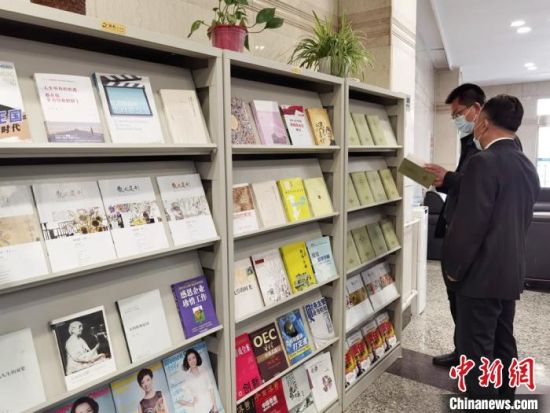 圖為國網(wǎng)甘肅電力黨校的職工書架?！⌒煅?攝