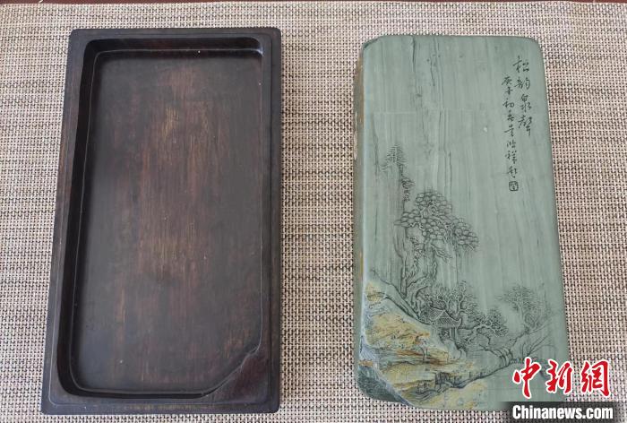 圖為甘肅甘南州洮硯藝人為提升洮硯文化內(nèi)涵，制作“一盒一拓”成品展示。(資料圖) 張婧 攝