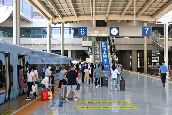 暑運(yùn)大幕開啟。蘭州鐵路局供圖