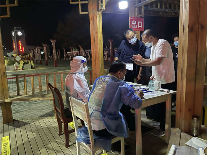 臨夏州紀委監(jiān)委督查組在廣河縣高速路口監(jiān)督檢查疫情防控措施落實情況。.jpg