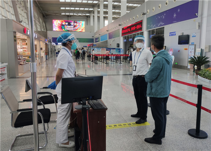 7月15日，金昌市金川區(qū)紀(jì)委監(jiān)委駐區(qū)委政法委紀(jì)檢監(jiān)察組在金昌機(jī)場監(jiān)督檢查疫情防控措施落實(shí)情況。王曉梅攝.jpg