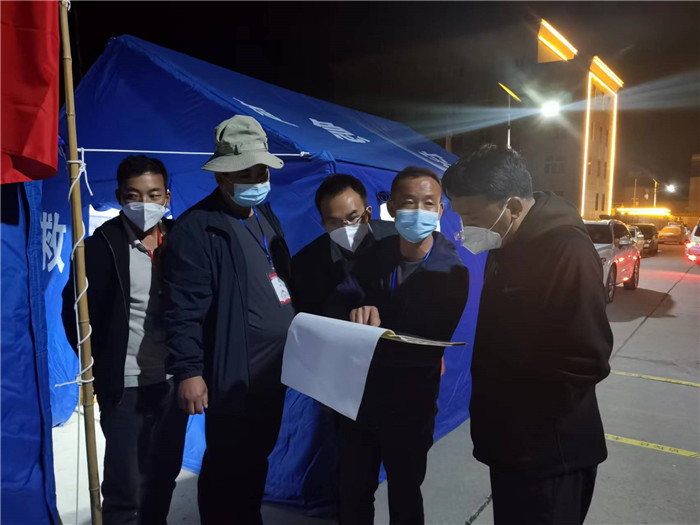 7月19日，甘南州瑪曲縣紀(jì)委監(jiān)委督查組在德吉小區(qū)卡點(diǎn)督導(dǎo)疫情防控工作。仲海濤 攝.jpg