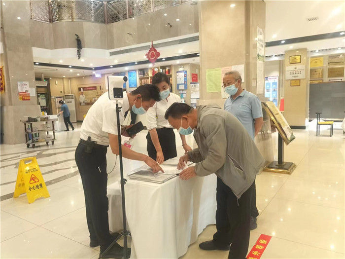 金昌市金川區(qū)紀(jì)委監(jiān)委駐區(qū)人大機(jī)關(guān)紀(jì)檢監(jiān)察組在花城錦都大酒店監(jiān)督檢查疫情防控工作。王文海 攝 .jpg