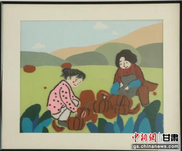 嘉峪關(guān)市新城鎮(zhèn)新城村農(nóng)業(yè)產(chǎn)業(yè)園區(qū)內(nèi)，母女兩人在摘南瓜。刺繡 馬艾米乃 繡稿 敬紅霞