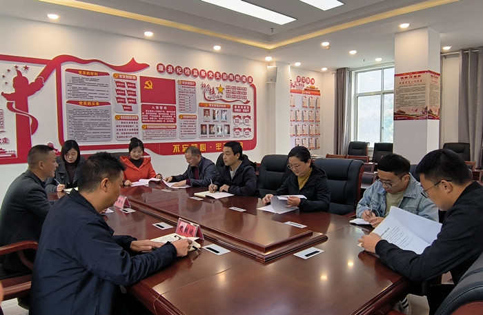 10月19日，康縣紀委監(jiān)委組織部分班子成員，辦公室、信訪室、案管室、審理室、紀檢監(jiān)察室等相關(guān)工作人員開展黨的二十大報告專題討論。.jpg