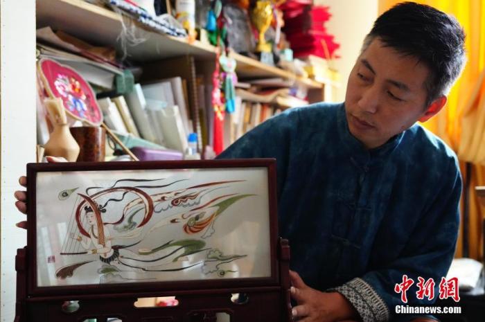 圖為劉云帆展示敦煌元素的刺繡作品。 中新社發(fā) 謝秉錫 攝