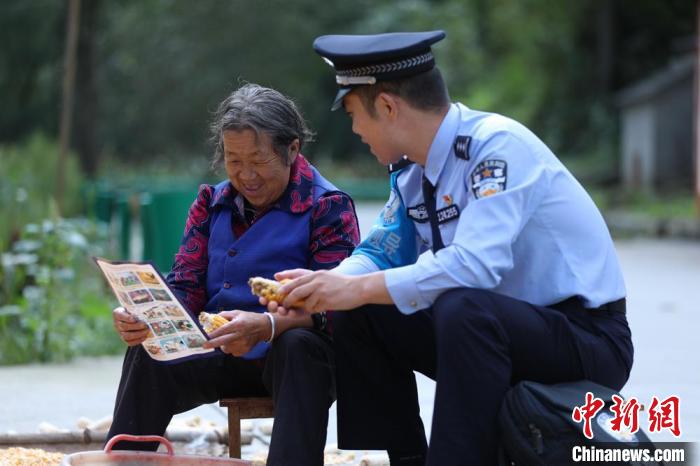 圖為民警背警務(wù)小包給民眾宣講政策。(資料圖) 甘肅省公安廳供圖