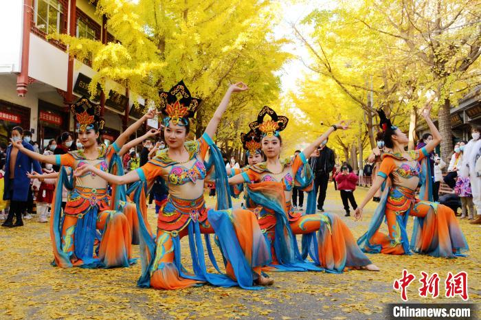 圖為秦州區(qū)文旅局組織的舞蹈隊(duì)帶來的舞蹈《絲路》?！∏刂輩^(qū)委宣布供圖