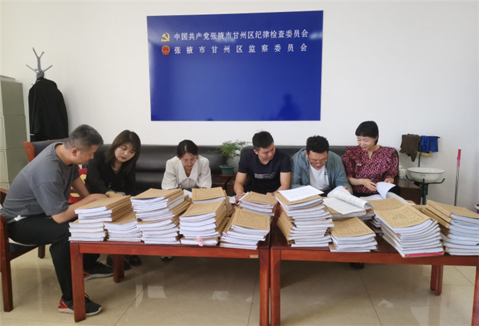 甘州區(qū)紀(jì)檢監(jiān)察干部會(huì)同財(cái)政、審計(jì)工作人員開展玉米制種款管理使用清查工作.jpg