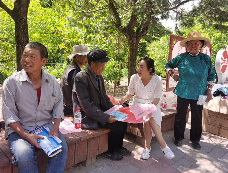 5.宕昌縣新城子藏族鄉(xiāng)紀委開展信訪舉報宣傳，幫助廣大基層黨員干部提高黨紀法規(guī)意識.jpg
