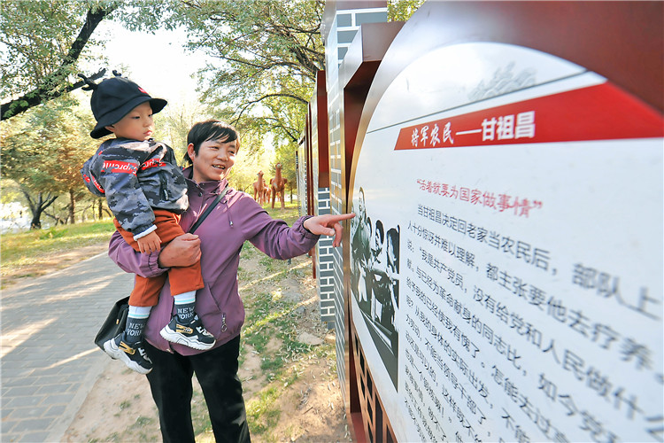 嘉峪關(guān)市紀(jì)委監(jiān)委通過實(shí)施“政治鑄廉、教育促廉、文化育廉、陣地助廉、監(jiān)督固廉”等“五廉”行動，深入推進(jìn)新時(shí)代廉潔文化建設(shè)。圖為市民在迎賓湖絲路廉潔文化主題公園“勤廉楷模墻”接受廉潔文化教育。.jpg