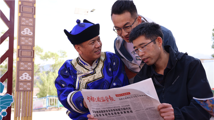 2023年6月8日，甘肅省張掖市肅南裕固族自治縣紅灣寺鎮(zhèn)紀(jì)委工作人員在一小區(qū)廉政文化主題廣場與社區(qū)居民拉家常，宣傳廉潔知識，共話廉潔文化.jpg