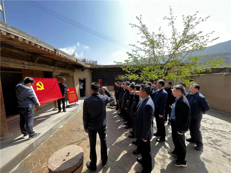 圖為臨夏州紀(jì)委監(jiān)委組織黨員干部在東鄉(xiāng)縣布塄溝黨史教育基地開展革命教育活動，賡續(xù)紅色血脈、汲取奮進(jìn)力量、激發(fā)干事熱情。.png