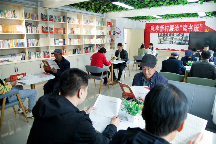 隴南市禮縣開展廉潔書籍進(jìn)農(nóng)家書屋活動，圖為羅壩鎮(zhèn)鞏李新村舉辦的“廉潔讀書班”。.jpg