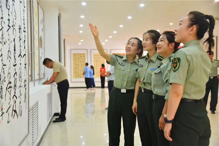 觀眾在南梁革命紀(jì)念館參觀甘肅省廉潔文化美術(shù)、書法、設(shè)計作品展.jpg