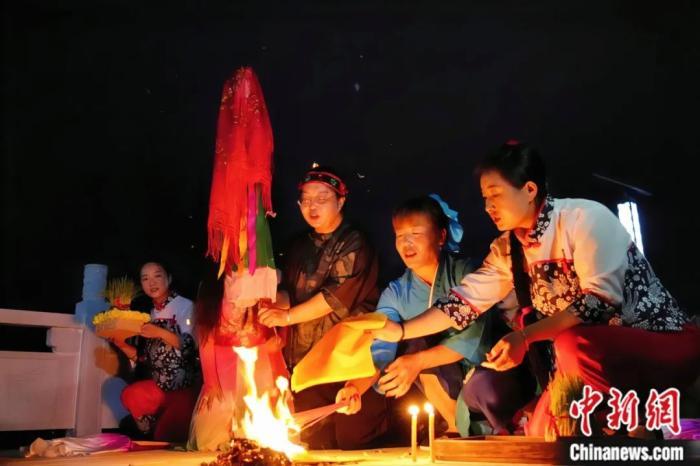 持續(xù)七天八夜的乞巧節(jié)正在西漢水上游的甘肅省西和縣進(jìn)行。西和縣姜席鎮(zhèn)晚霞湖畔，民眾“巧頭”點(diǎn)蠟、炷香、焚裱紙、跪拜，準(zhǔn)備將“巧娘娘”請(qǐng)進(jìn)院。魏朵朵 攝