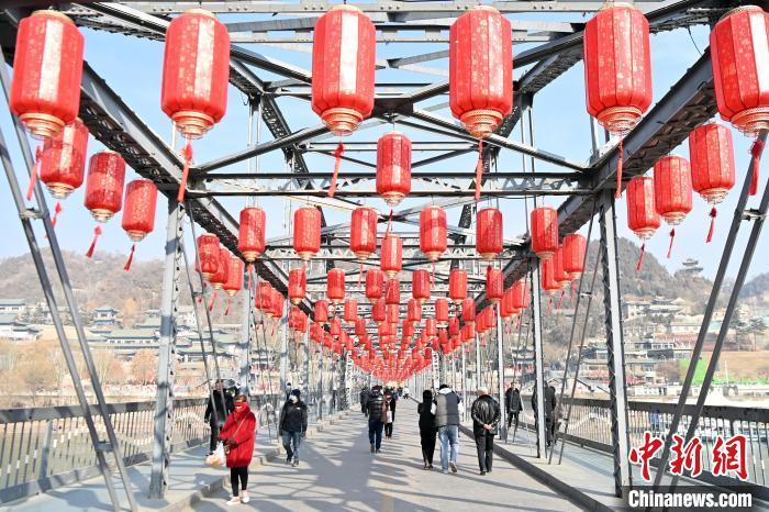 1月30日，裝扮一新的中山橋?yàn)榧磳⒌絹?lái)的新春佳節(jié)增添節(jié)日氛圍。九美旦增 攝</p><p>