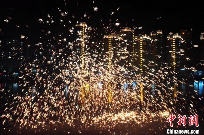“過年打鐵花”是臨夏州永靖縣的民俗傳統(tǒng)。這項(xiàng)民俗表演，其實(shí)有著硬核技術(shù)作支撐，那就是入選國家級非遺的“永靖王氏生鐵冶鑄技藝”。侯奇志 攝</p>
<p>
