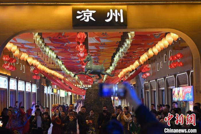 圖為游人拍攝煥然一新亮相的街區(qū)。李亞龍 攝</p>
<p>