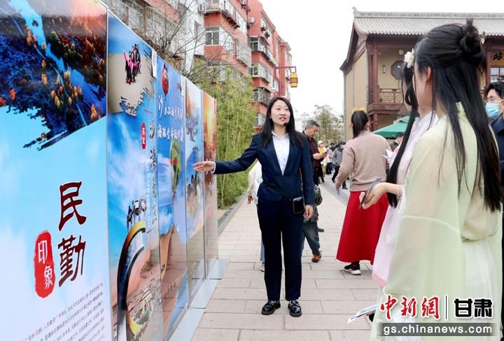 3月下旬，民勤縣在天水啟漢樓廣場舉行推介會，宣傳本地旅游資源和農(nóng)特優(yōu)產(chǎn)品。圖為工作人員向游客介紹民勤自然風(fēng)光、歷史文化。馬愛彬 攝