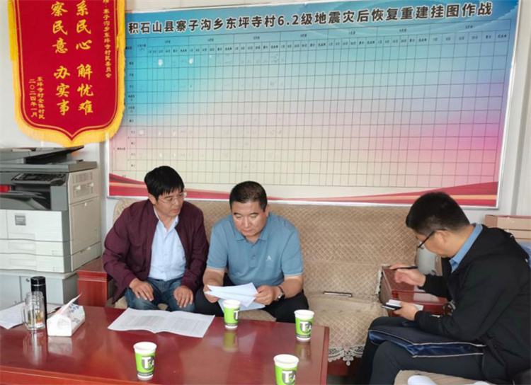 州縣紀(jì)委監(jiān)委機(jī)關(guān)聯(lián)合督查組對下沉干部 、駐村干部 、包村組長、村干部 “四級(jí)”干部履職到崗情況，以及工作日志和民情臺(tái)賬、訴求臺(tái)賬進(jìn)行日常監(jiān)督檢查，壓實(shí)工作責(zé)任。.jpg