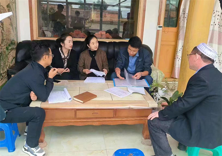 臨潭縣卓洛鄉(xiāng)紀(jì)委工作人員在下園子村農(nóng)戶家中了解在發(fā)放大病救助補(bǔ)助資金中是否存在落實(shí)不及時(shí)、不到位等作風(fēng)方面的問(wèn)題。.jpg