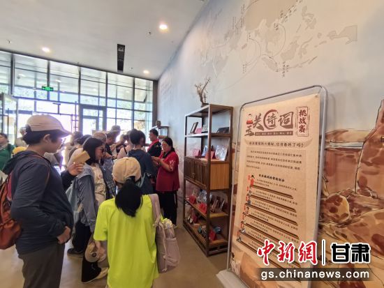 近日，玉門關(guān)遺址景區(qū)開啟了一場精彩紛呈的玉關(guān)詩詞挑戰(zhàn)賽，吸引眾多游人參與其中。玉門關(guān)遺址景區(qū)供圖