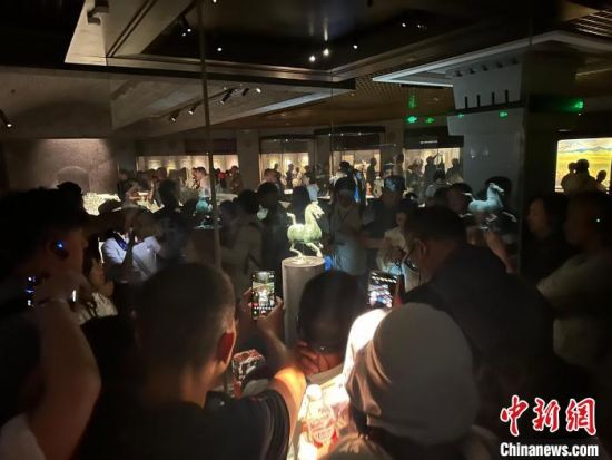8月17日至23日，“濃濃民族情 兩岸一家親”臺灣同胞參訪團甘肅行交流活動在甘肅展開。圖為臺胞參觀甘肅省博物館。中新社記者 閆姣 攝